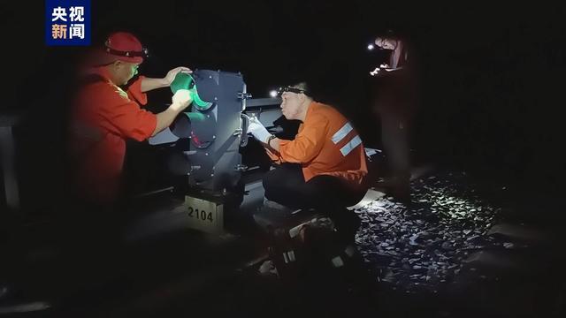 南方暴雨持续！部分道路积水车辆被淹，列车、地铁临时停运