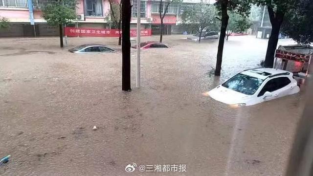 南方暴雨持续！部分道路积水车辆被淹，列车、地铁临时停运