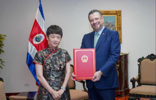新任驻哥斯达黎加大使王晓瑶向查韦斯总统递交国书