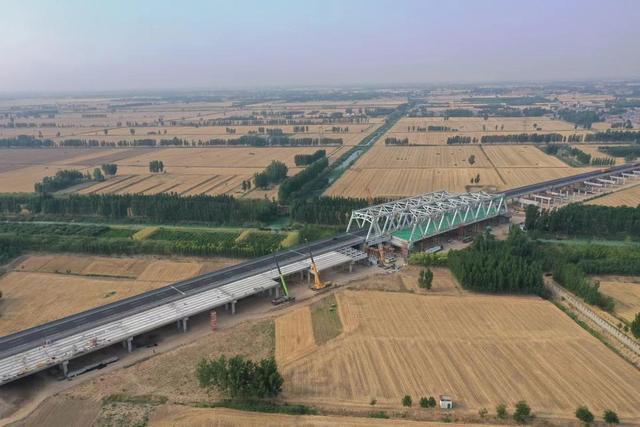 大清河特大桥建设迎新进展，济菏高速沥青路面施工拉开序幕