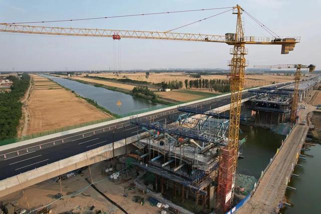 大清河特大桥建设迎新进展，济菏高速沥青路面施工拉开序幕