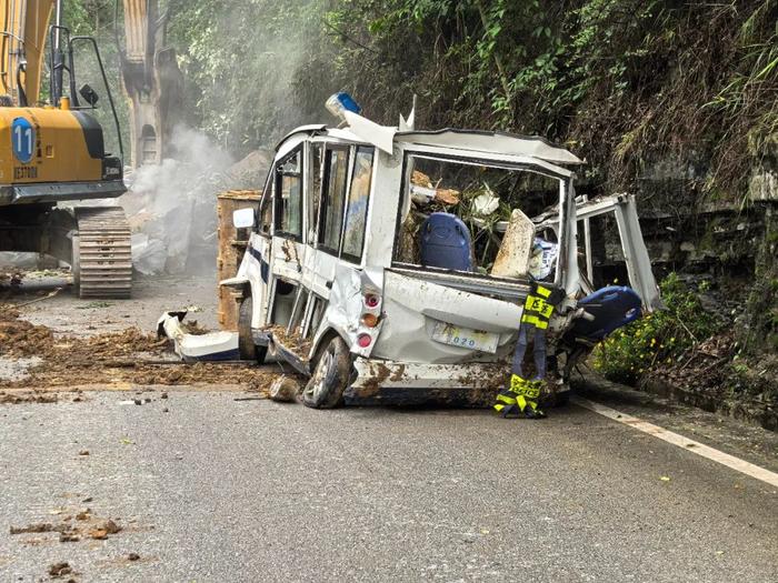 山体滑坡巨石砸中警车！这个死里逃生的派出所长不一般......