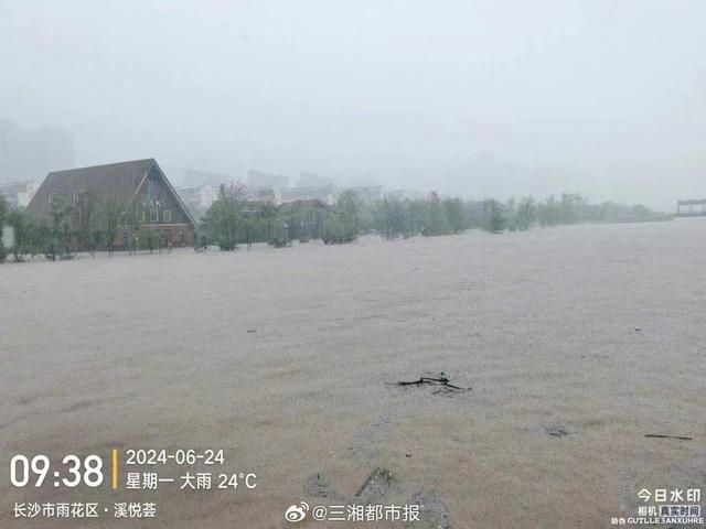 南方暴雨持续！部分道路积水车辆被淹，列车、地铁临时停运