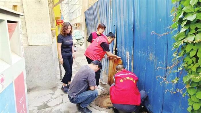 兰州市城关区皋兰路街道王家庄社区及时修缮“三不管”楼院松动井盖