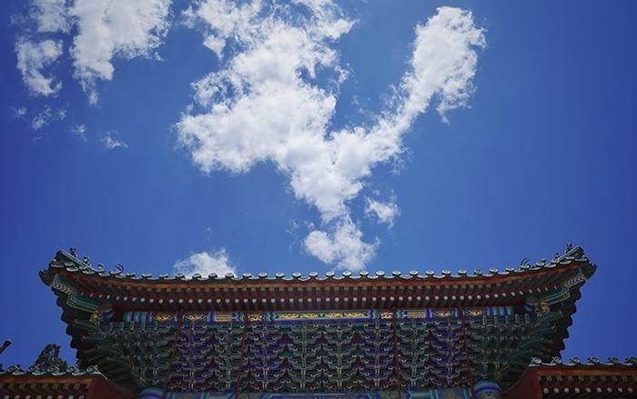 北京蓝天白云刷屏，25日起将再迎高温天气