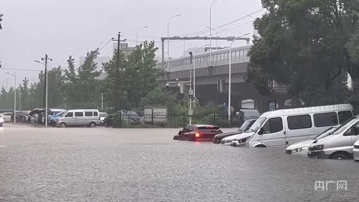 南方暴雨持续！部分道路积水车辆被淹，列车、地铁临时停运