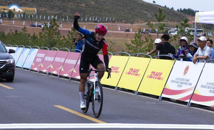 全国公路自行车锦标赛内蒙古运动员郝然夺冠