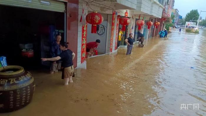 南方暴雨持续！部分道路积水车辆被淹，列车、地铁临时停运