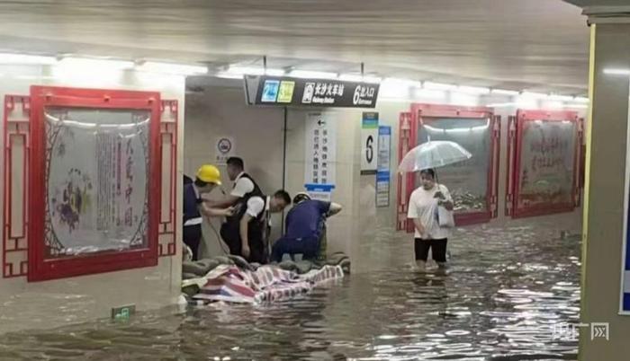 南方暴雨持续！部分道路积水车辆被淹，列车、地铁临时停运