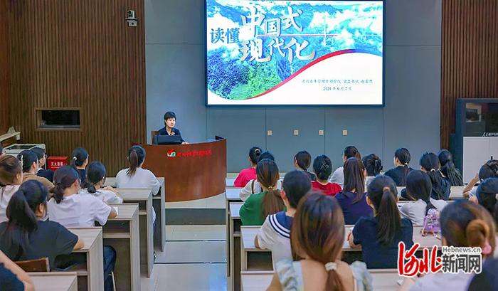 河北青年管理干部学院党委书记为学生讲授专题思政课