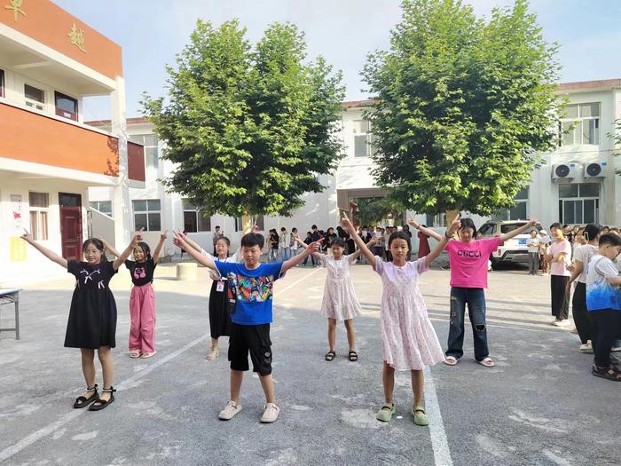 方城县四里店镇第三中心小学：社团展演精彩纷呈