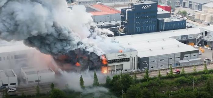 韩国京畿道电池厂火灾尚未扑灭，仍有21人失联，尹锡悦下令搜救