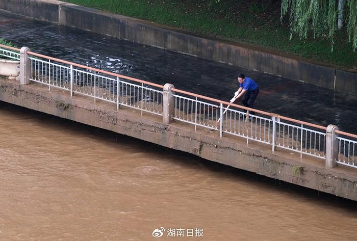 暴雨袭击长沙：“小时雨量破纪录”，多条地铁停运