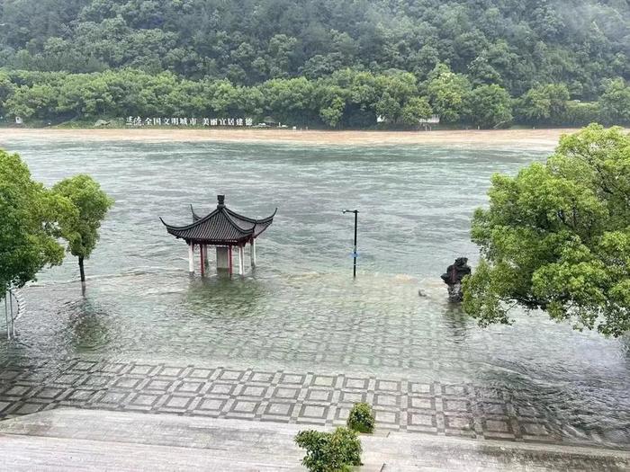 南方暴雨持续！部分道路积水车辆被淹，列车、地铁临时停运