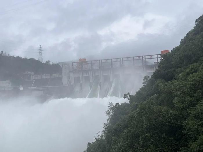 南方暴雨持续！部分道路积水车辆被淹，列车、地铁临时停运