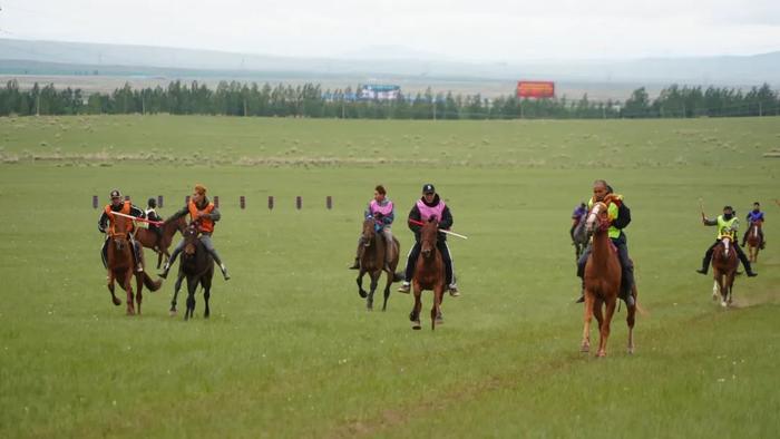 2024年锡林郭勒蒙古马超级联赛西乌珠穆沁旗站决赛15公里3人团体赛激情开赛