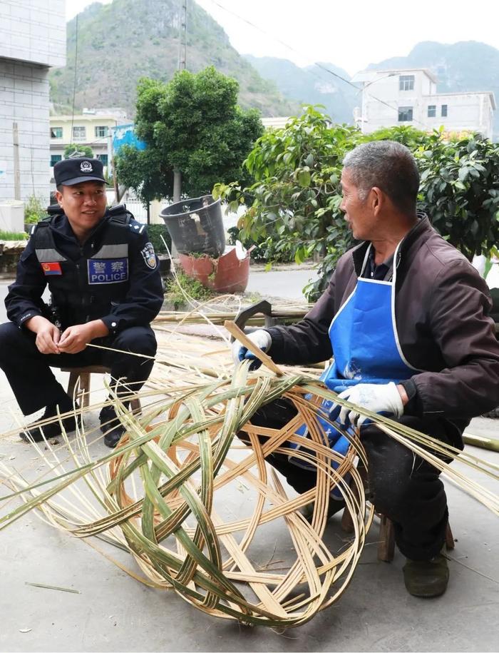 山体滑坡巨石砸中警车！这个死里逃生的派出所长不一般......