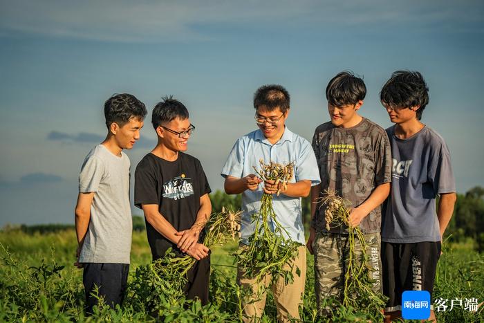 自贸港的年轻人丨邢博士与他的研究生团队：深耕乡土的新农人