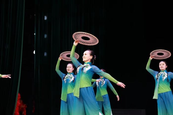 500余名业余舞蹈队员现场PK 沪郊这个镇办了16年村居版“舞林大会”