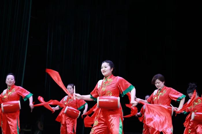 500余名业余舞蹈队员现场PK 沪郊这个镇办了16年村居版“舞林大会”