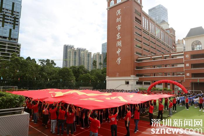 举旗、舞龙齐上阵！罗湖各初中师生家长花样送考记