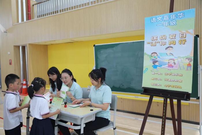 雁塔区第八幼儿园小朋友走进雁塔区第一小学参观学习