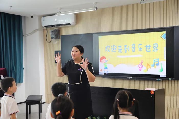 雁塔区第八幼儿园小朋友走进雁塔区第一小学参观学习