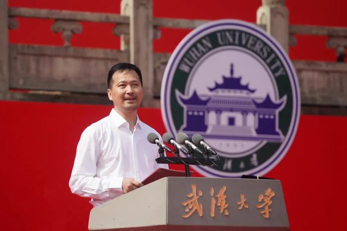 武汉大学毕业典礼上的“发光者”和“领导者”们