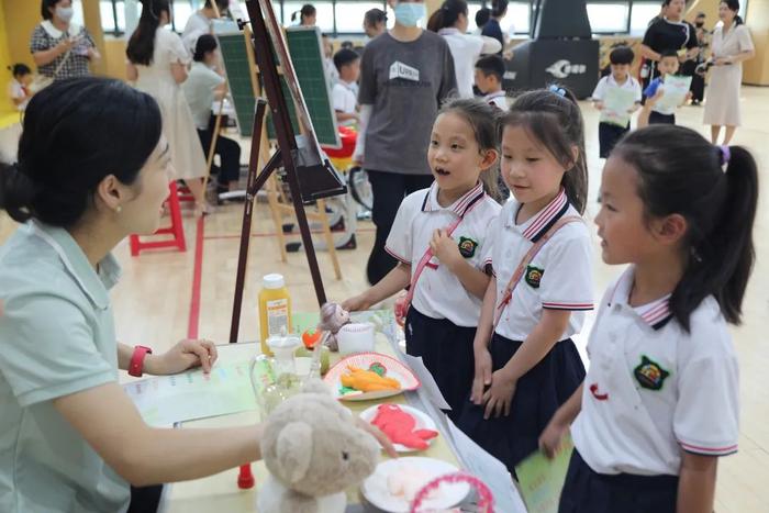 雁塔区第八幼儿园小朋友走进雁塔区第一小学参观学习