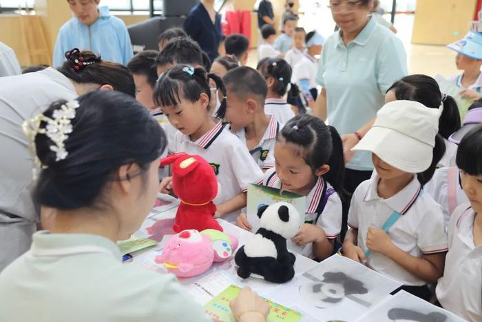 雁塔区第八幼儿园小朋友走进雁塔区第一小学参观学习