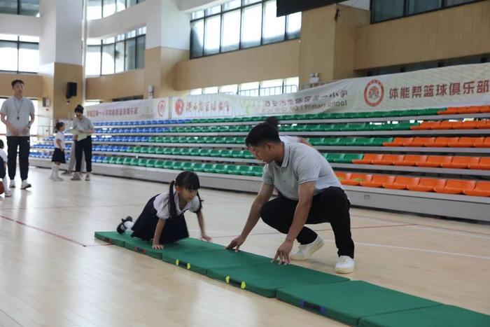 雁塔区第八幼儿园小朋友走进雁塔区第一小学参观学习