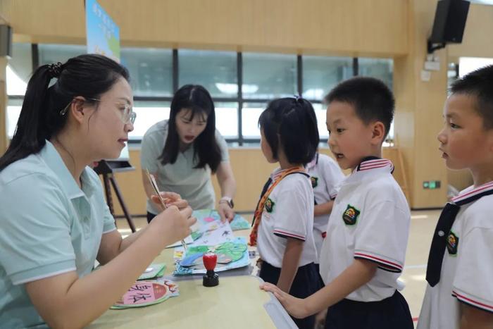 雁塔区第八幼儿园小朋友走进雁塔区第一小学参观学习