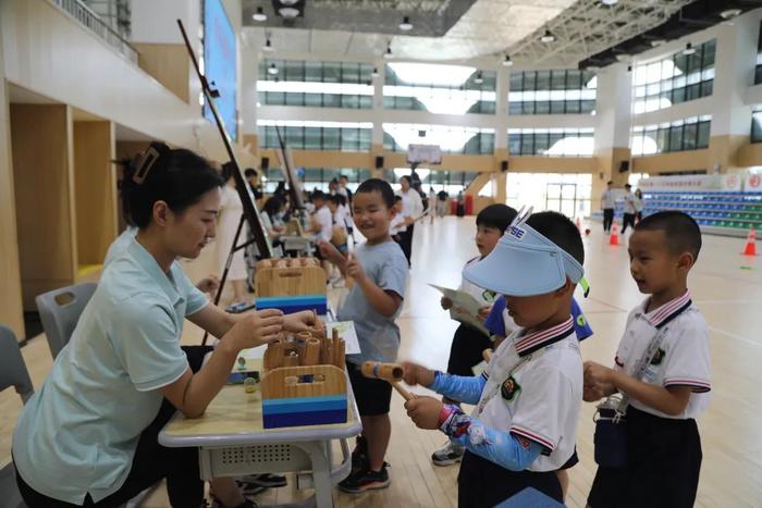 雁塔区第八幼儿园小朋友走进雁塔区第一小学参观学习