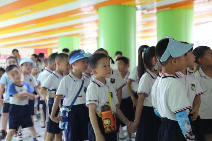 雁塔区第八幼儿园小朋友走进雁塔区第一小学参观学习