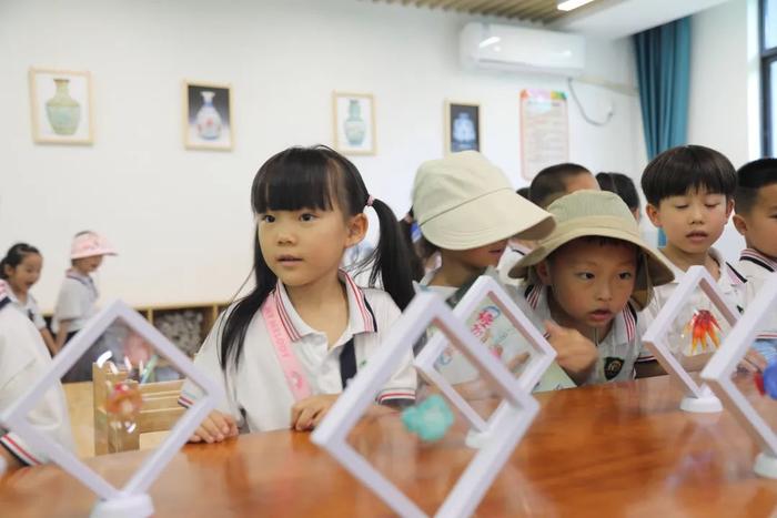 雁塔区第八幼儿园小朋友走进雁塔区第一小学参观学习