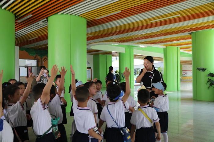 雁塔区第八幼儿园小朋友走进雁塔区第一小学参观学习