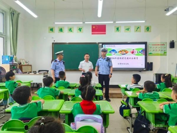 大手拉小手 安全伴“童”行！交警走进新区花园小学为孩子撑起安全“保护伞”