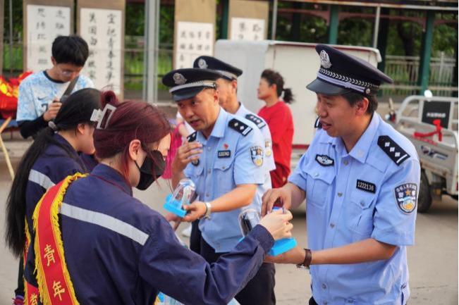 非遗表演、模型展览、互动体验 天津东丽区禁毒宣传现场鼓乐喧天