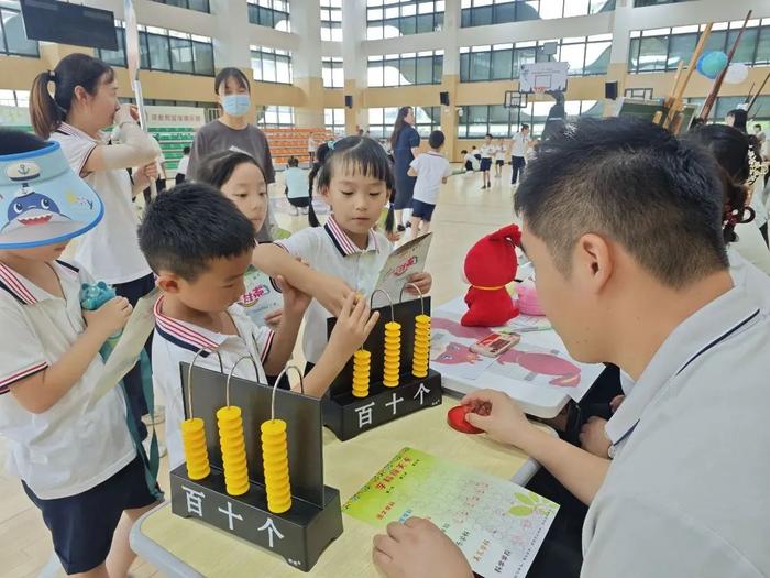 雁塔区第八幼儿园小朋友走进雁塔区第一小学参观学习