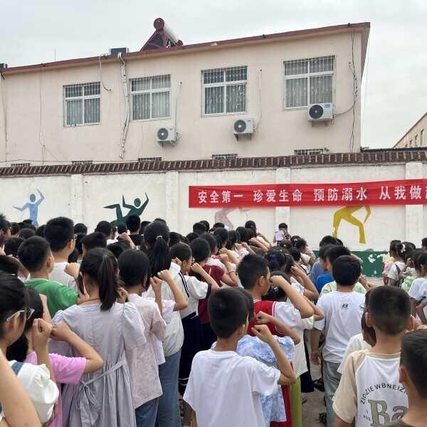 方城县杨楼镇屈湾小学举行2024年暑假前防溺水宣誓仪式