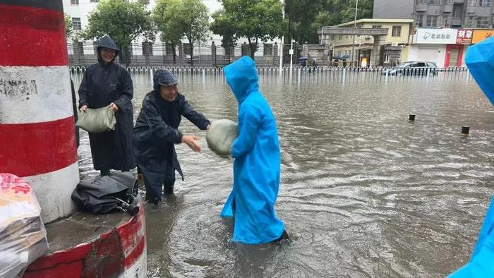 热血长沙人！该出手时就出手！