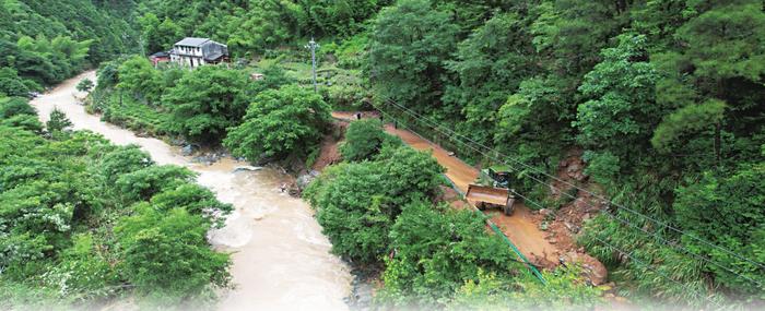 暴雨中挺进“孤岛”