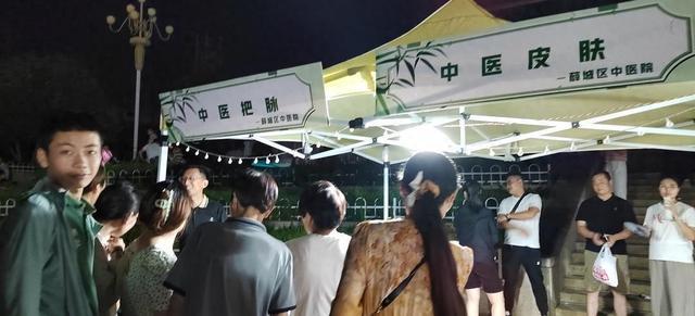 薛城区中医院夜晚在广场开展志愿服务活动