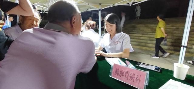 薛城区中医院夜晚在广场开展志愿服务活动