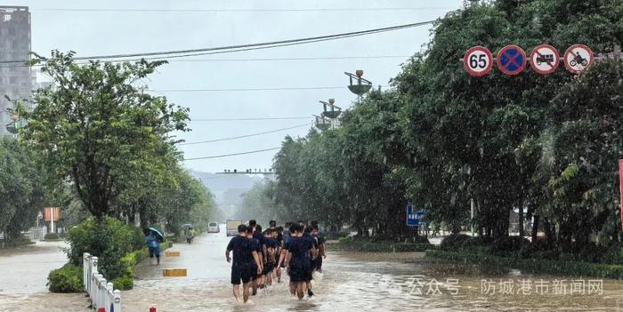 防城港 | 暴雨突降，爱心送考显温情