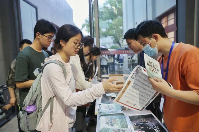 柏林爱乐走进复旦大学，大四女生见到了自己的偶像