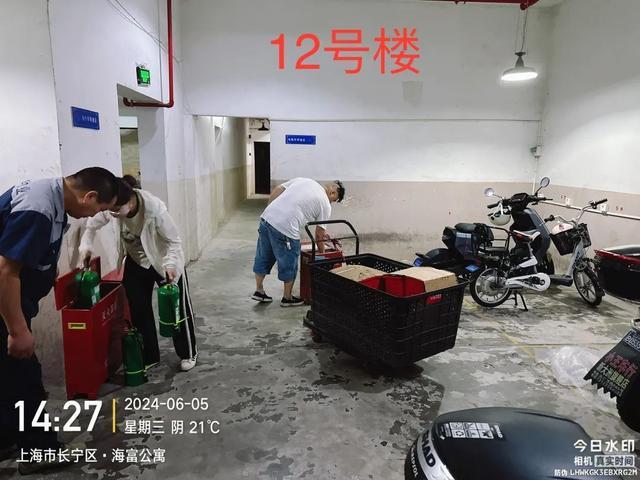 新华物业海富公寓依托红色物业“惠·议厅”议事平台更换消防器材