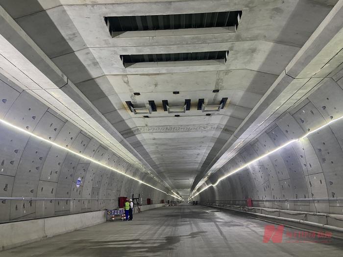国内最长盾构高速公路隧道正进行装饰装修、机电安装等工作，预计年底完工