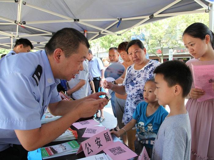 “二胖说毒”只剩一胖，昔日“瘾君子”现身说法：我带着刘警官的遗愿继续说