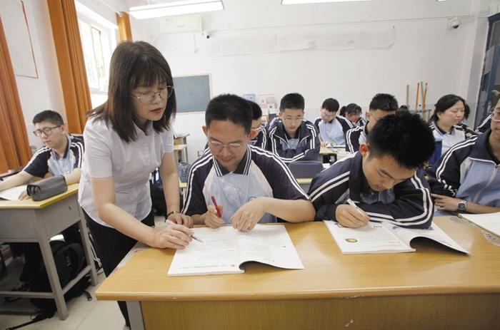 立德树人 让学生成为班级的主人 ——记西安市第八中学教师陈波